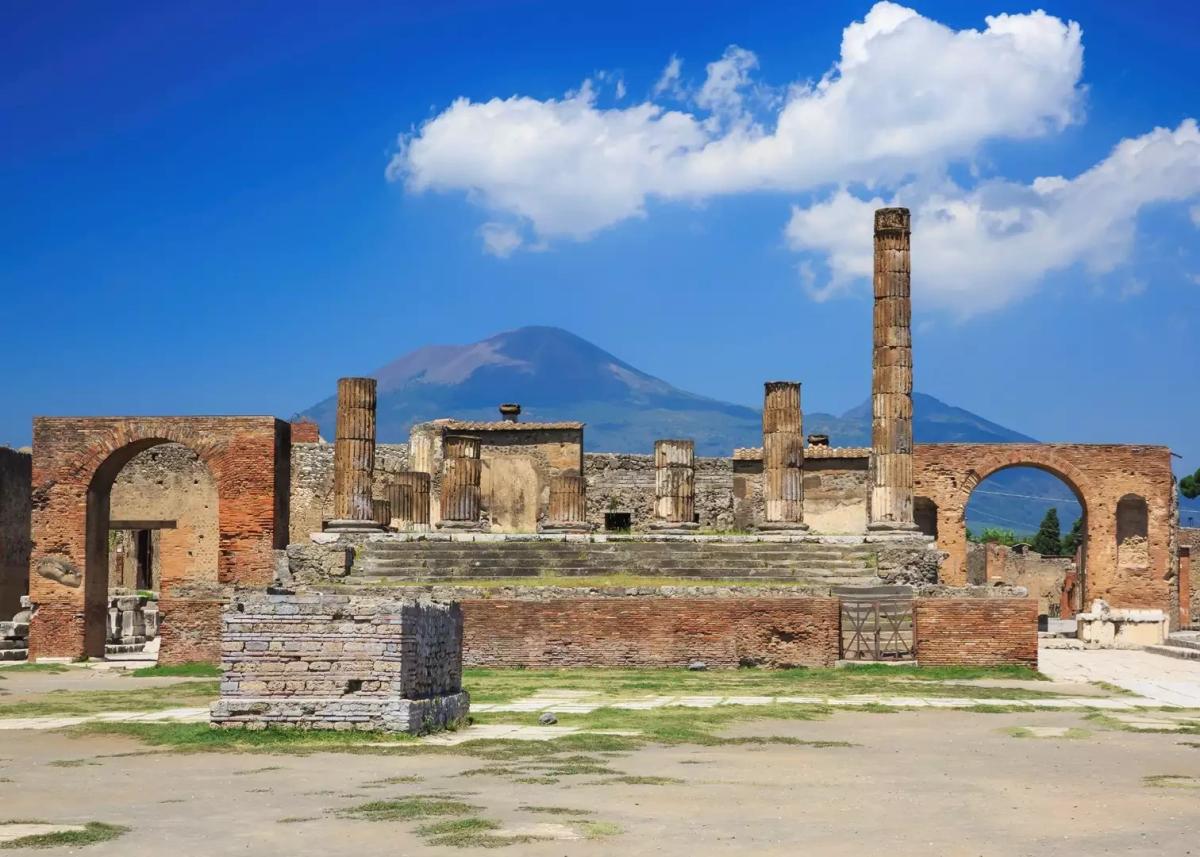 1021409 Pompeii With Vesuvius 1613497424.webp
