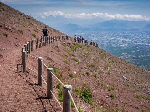 Full Day Tour: Pompeii and Vesuvius with Bus Transfer