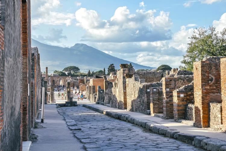 Full Day Tour: Pompeii and Vesuvius with Bus Transfer