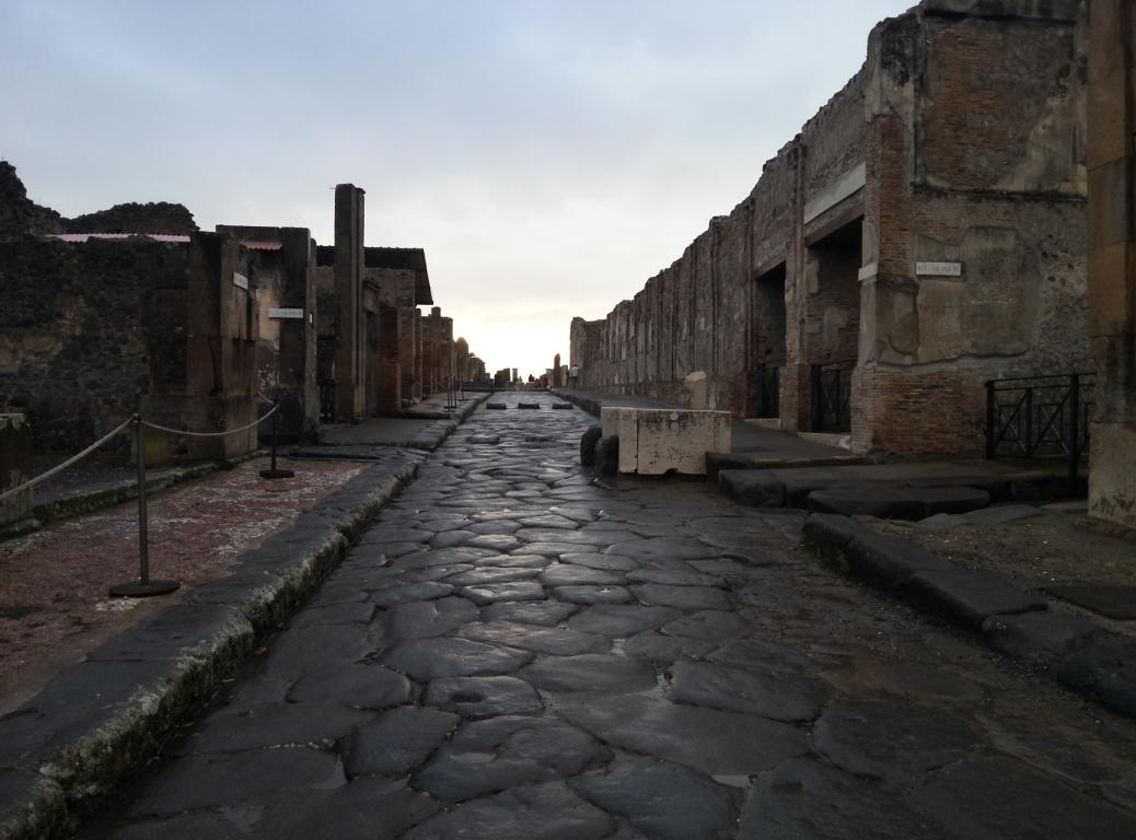 Pompeii: Exclusive 2h private tour with tickets & transfer from Naples or Pompeii-2